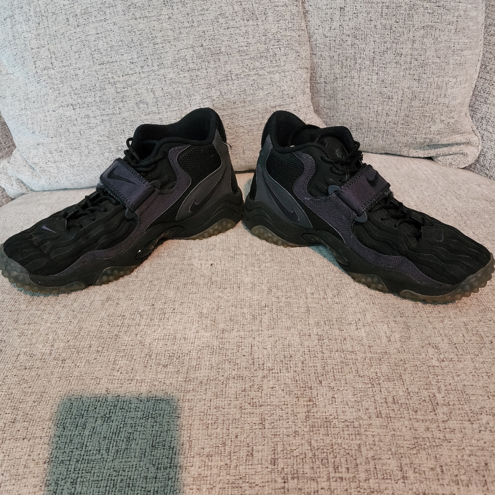 Nike Black Athletic Shoes for Dynamic Workouts